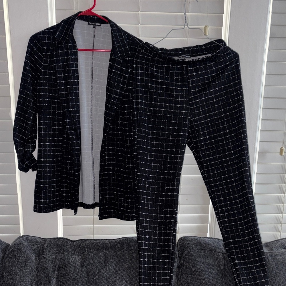 Fashion Nova 2 piece woman’s pants suit
